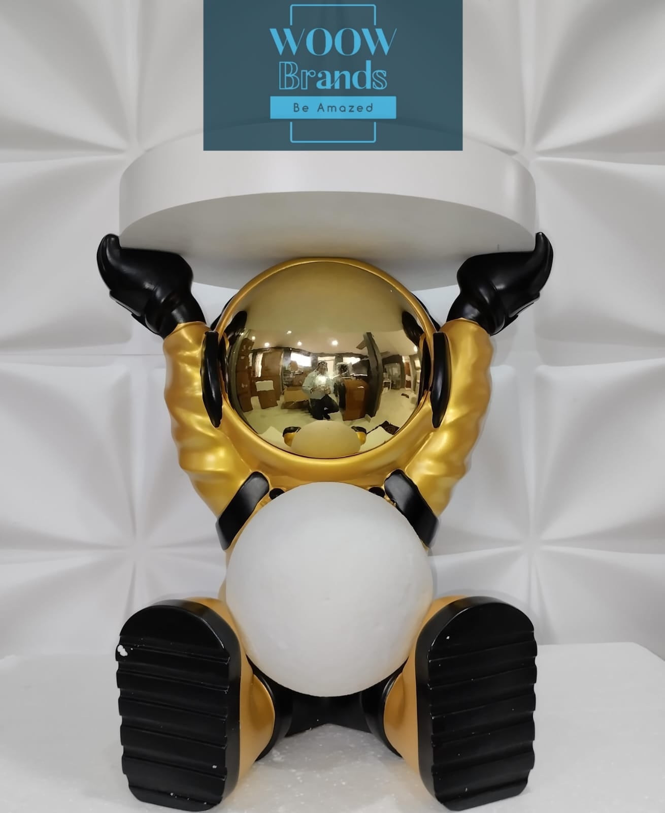 MESITA ASTRONAUTA CON LUZ MULTICOLOR SENTADO DORADO