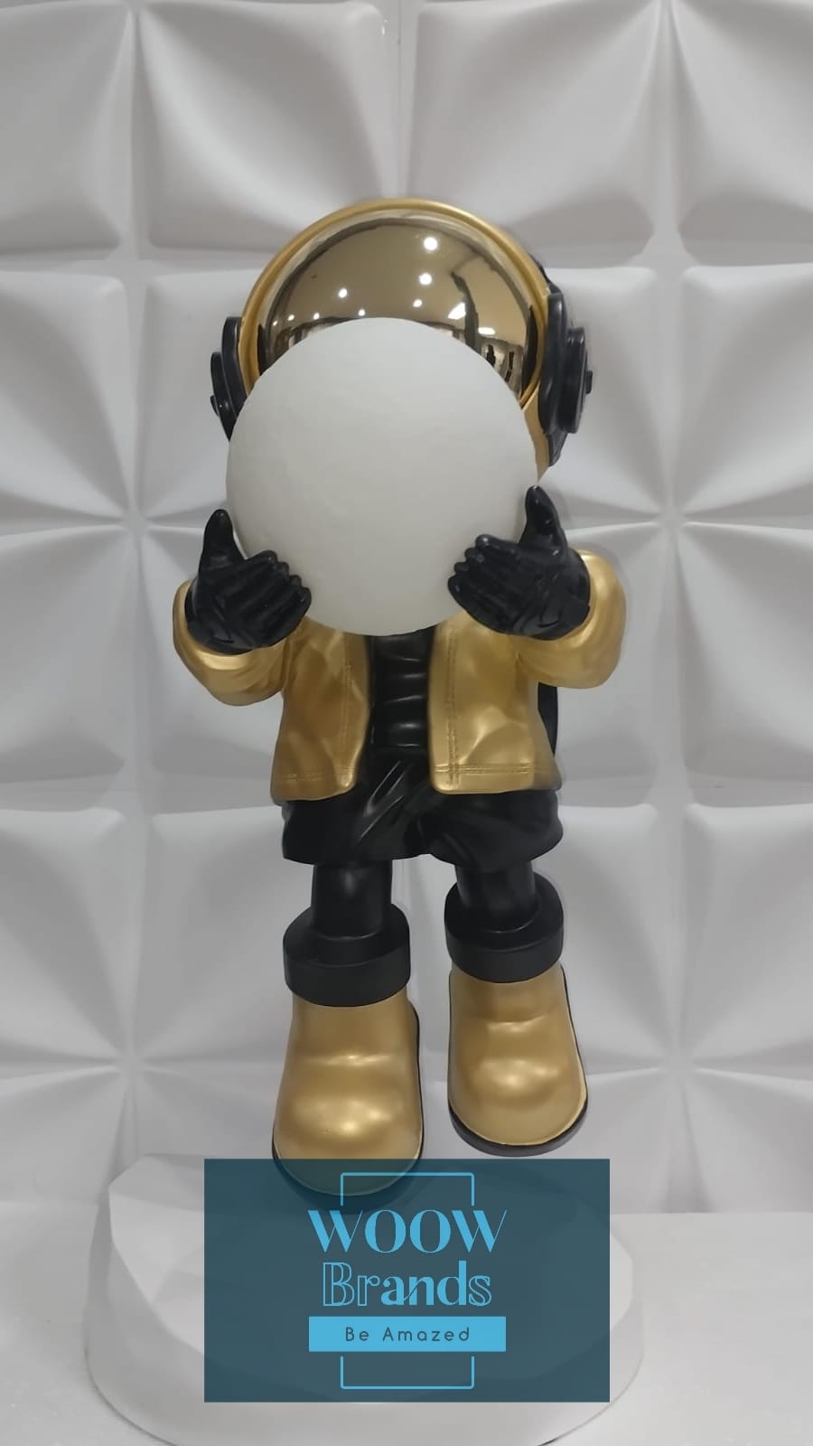 ASTRONAUTA DORADO CON BASE LUNAR, LUNA LED DE COLORES Y BOCINA BLUETOOTH