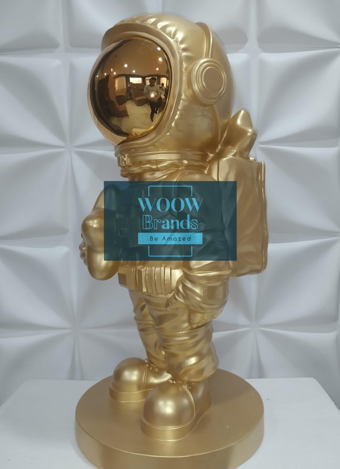 ASTRONAUTA DE PIE DORADO CON ESTRELLAS