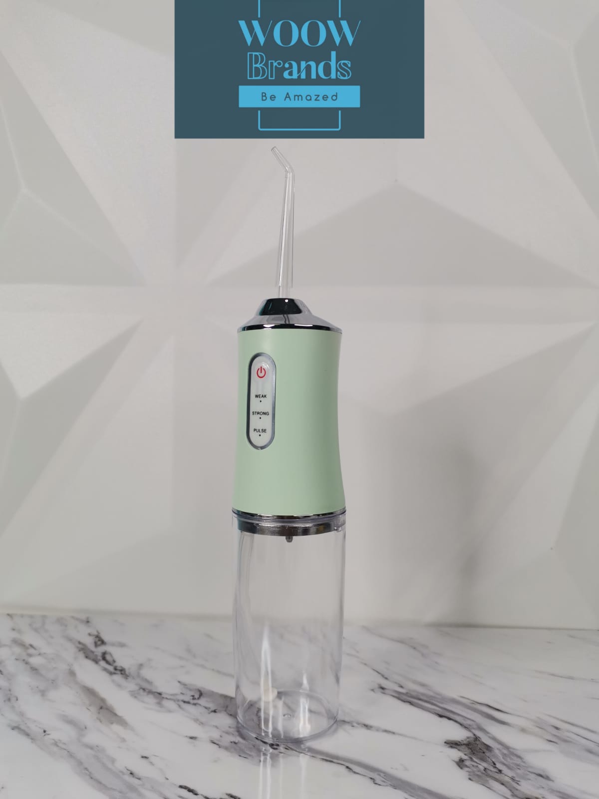 Irrigador con chorro de agua para higiene bucal y limpieza dental