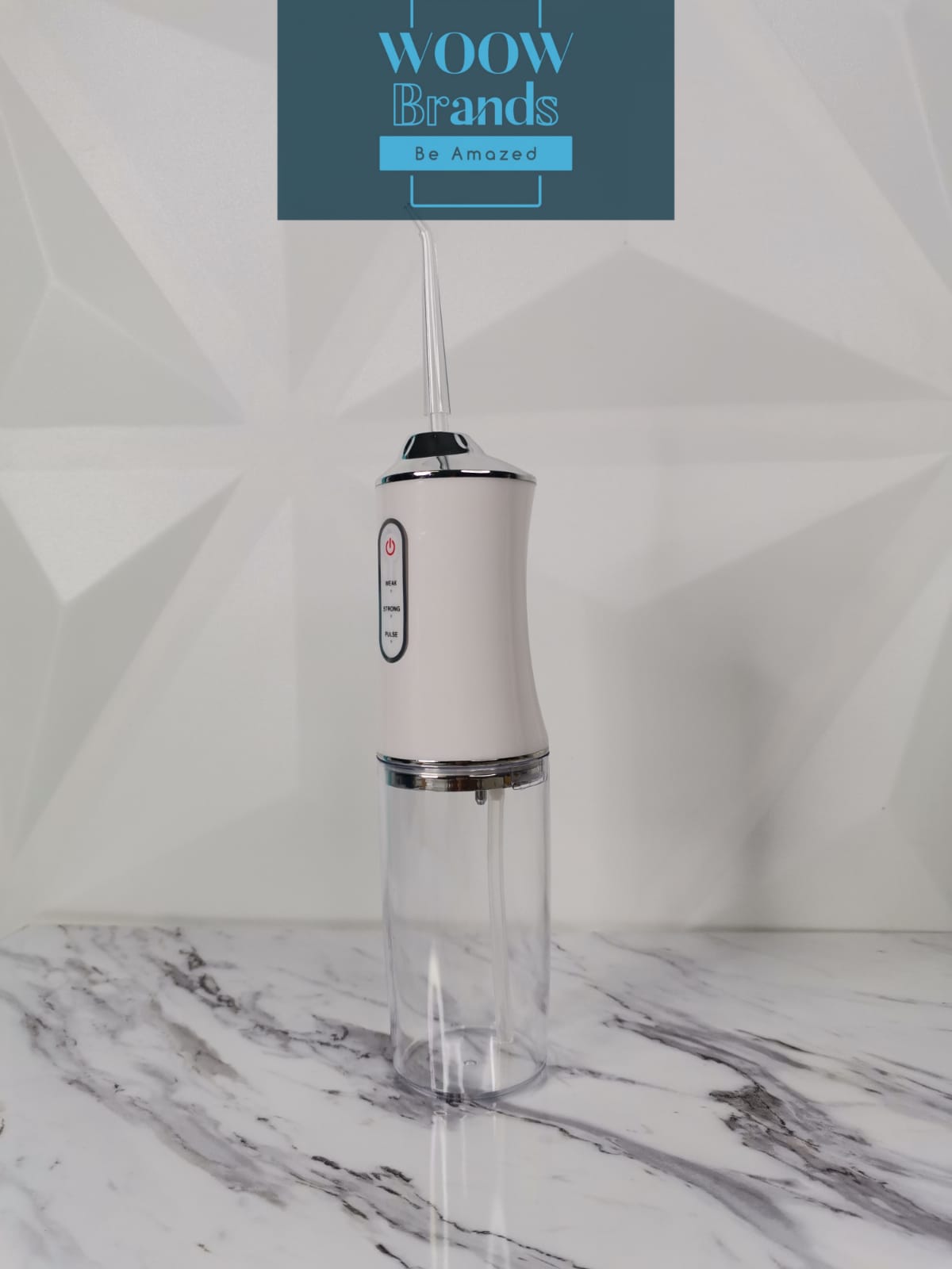 Irrigador con chorro de agua para higiene bucal y limpieza dental