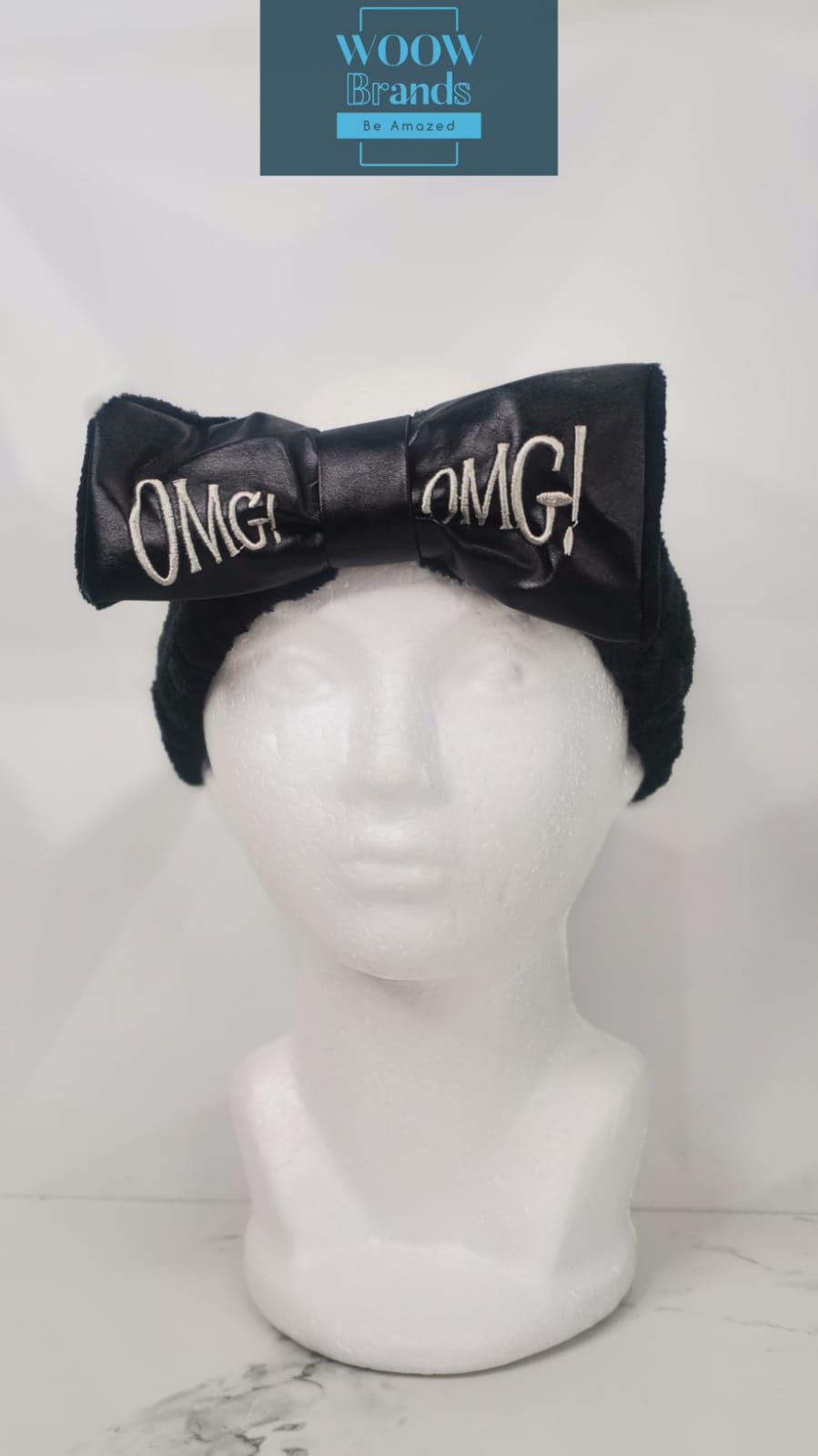 Diadema metálica con letras "OMG"