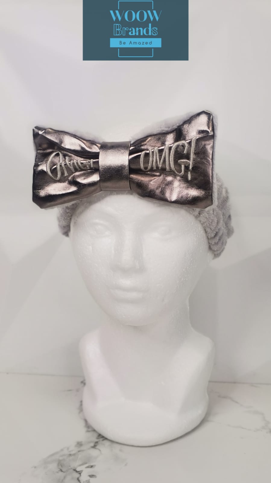 Diadema metálica con letras "OMG"