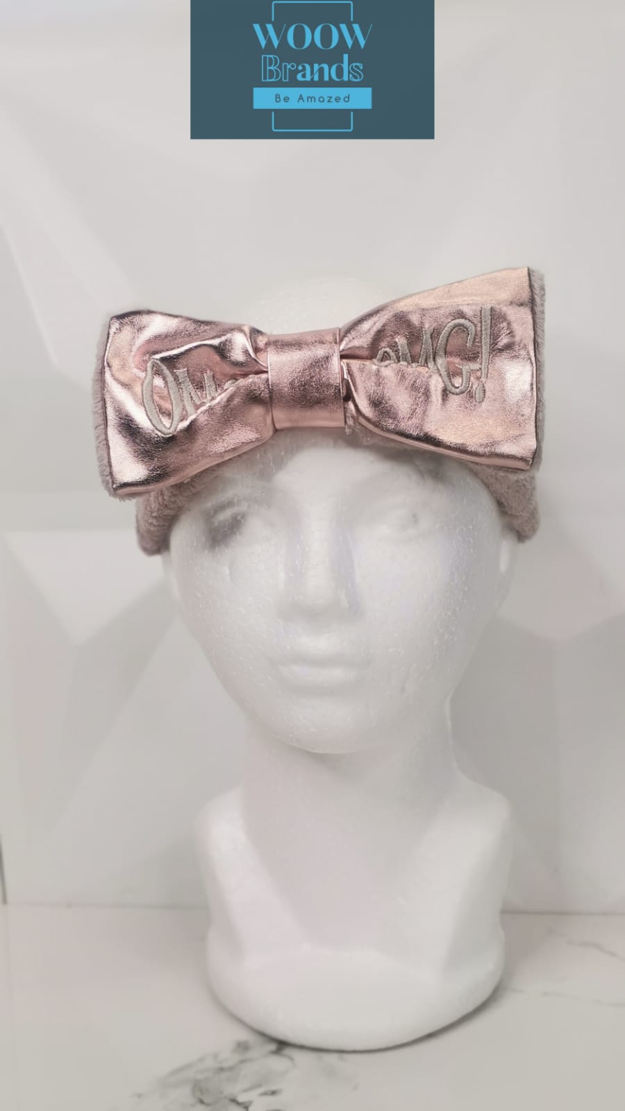 Diadema metálica con letras "OMG"
