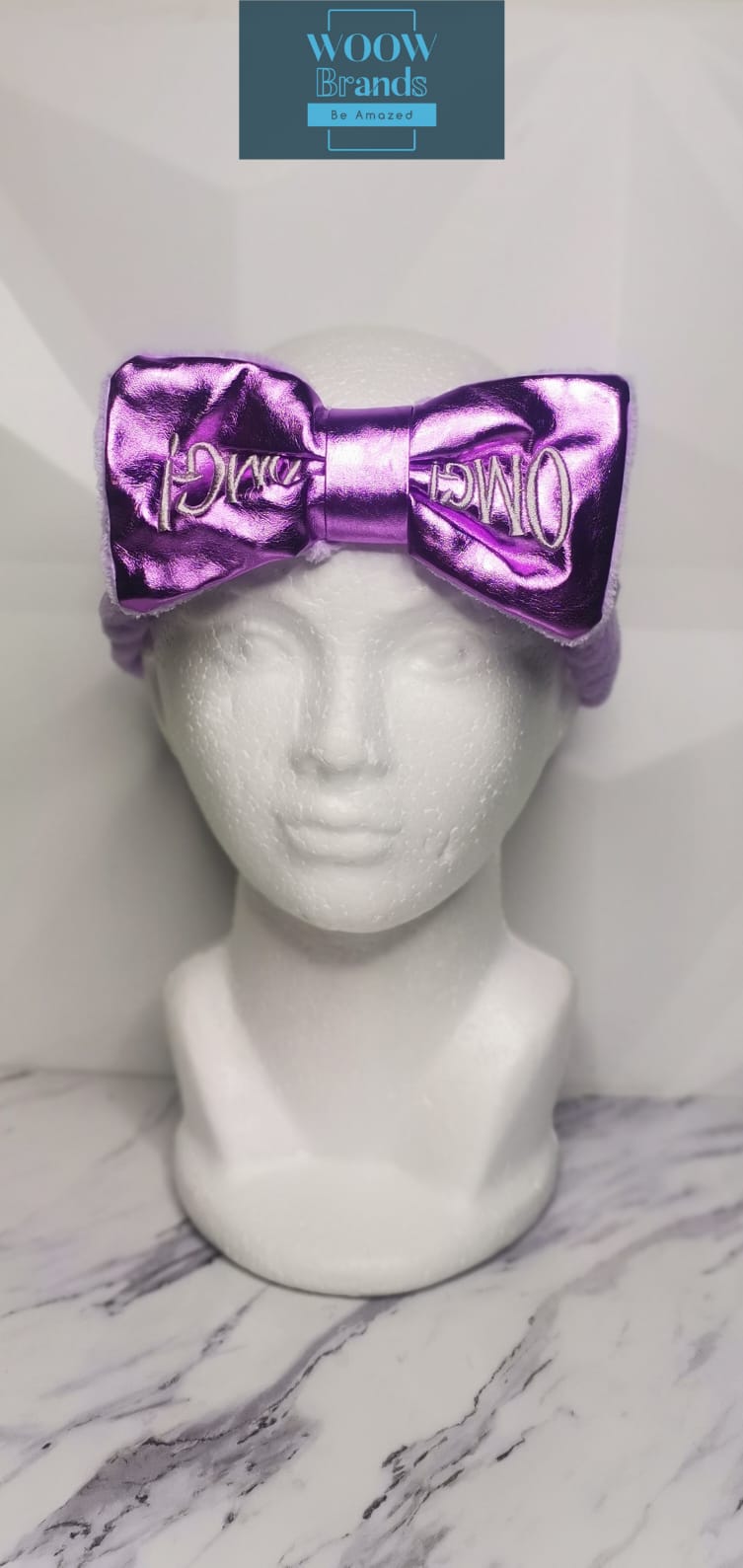 Diadema metálica con letras "OMG"