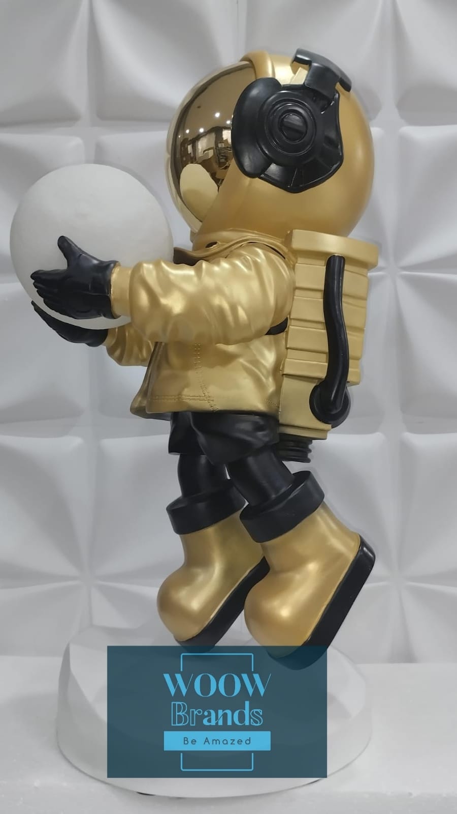 ASTRONAUTA DORADO CON BASE LUNAR, LUNA LED DE COLORES Y BOCINA BLUETOOTH