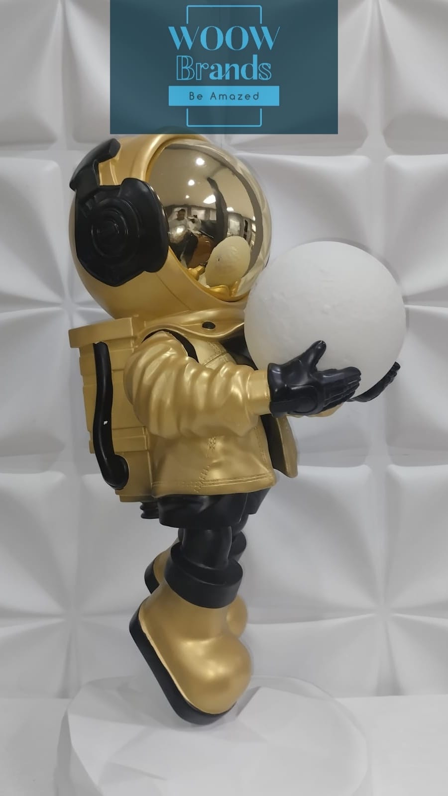 ASTRONAUTA DORADO CON BASE LUNAR, LUNA LED DE COLORES Y BOCINA BLUETOOTH