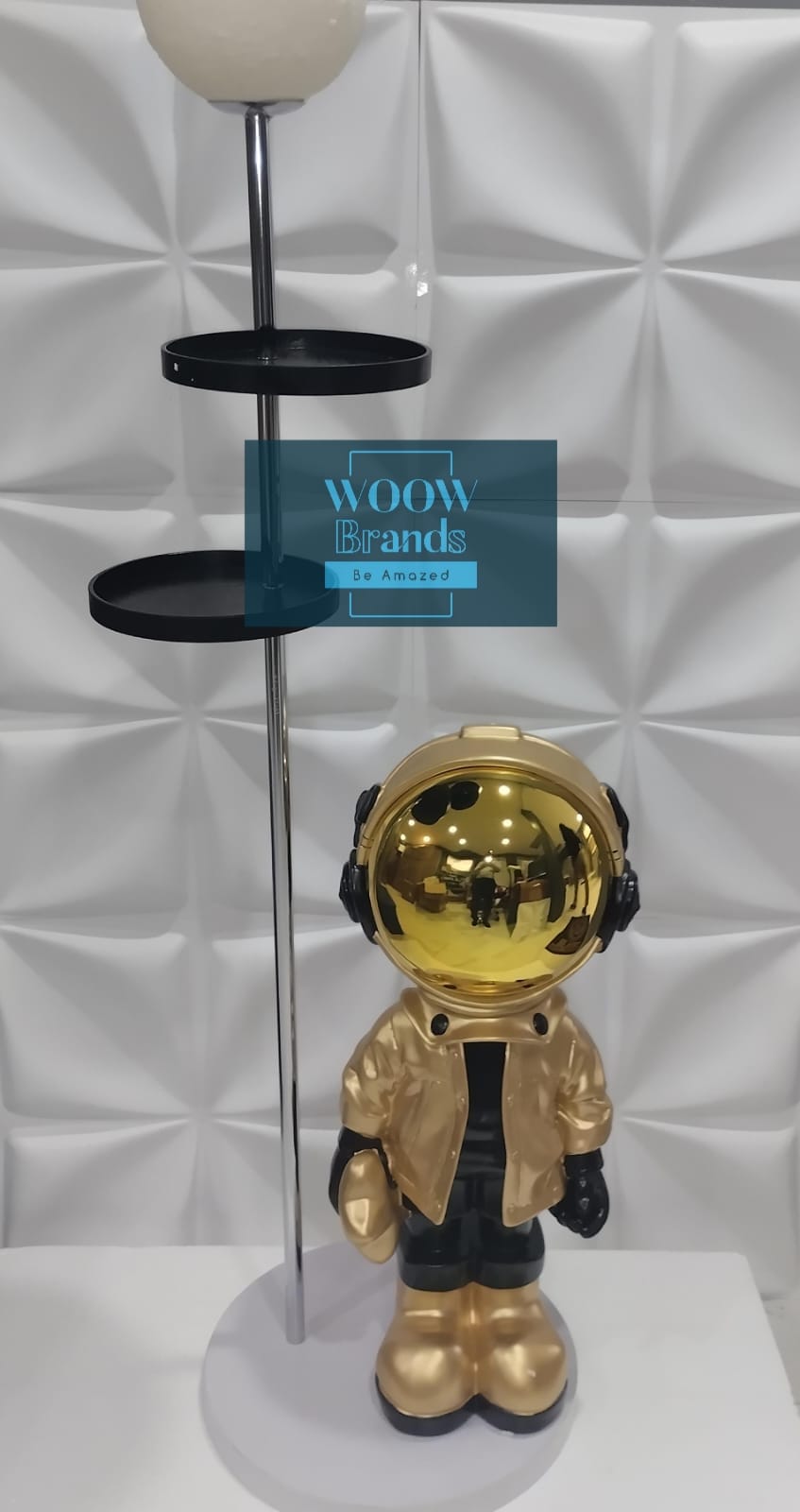 ASTRONAUTA DE PIE DORADO CON BASE, LUZ MULTICOLOR Y 2 CHAROLAS