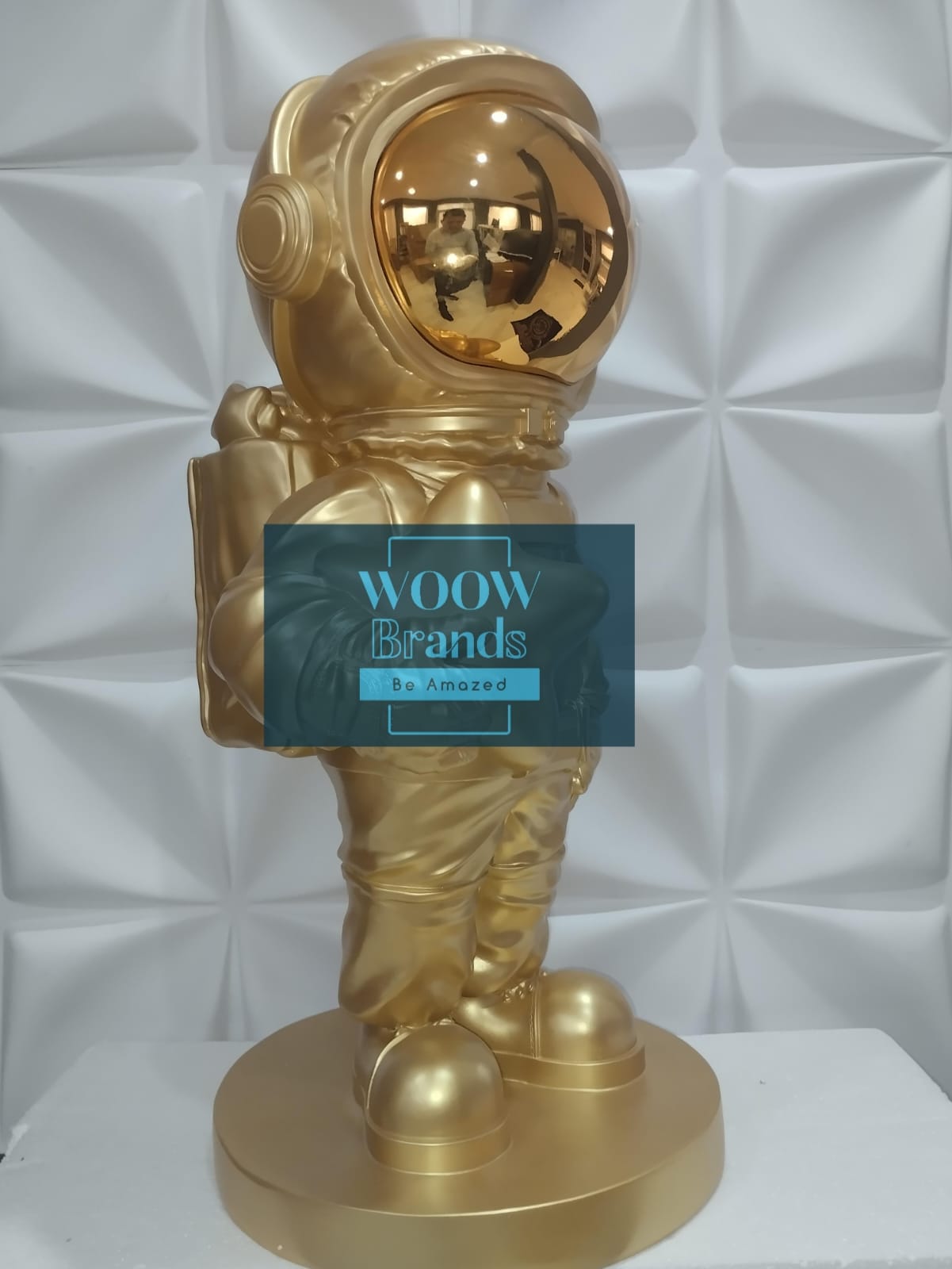 ASTRONAUTA DE PIE DORADO CON ESTRELLAS