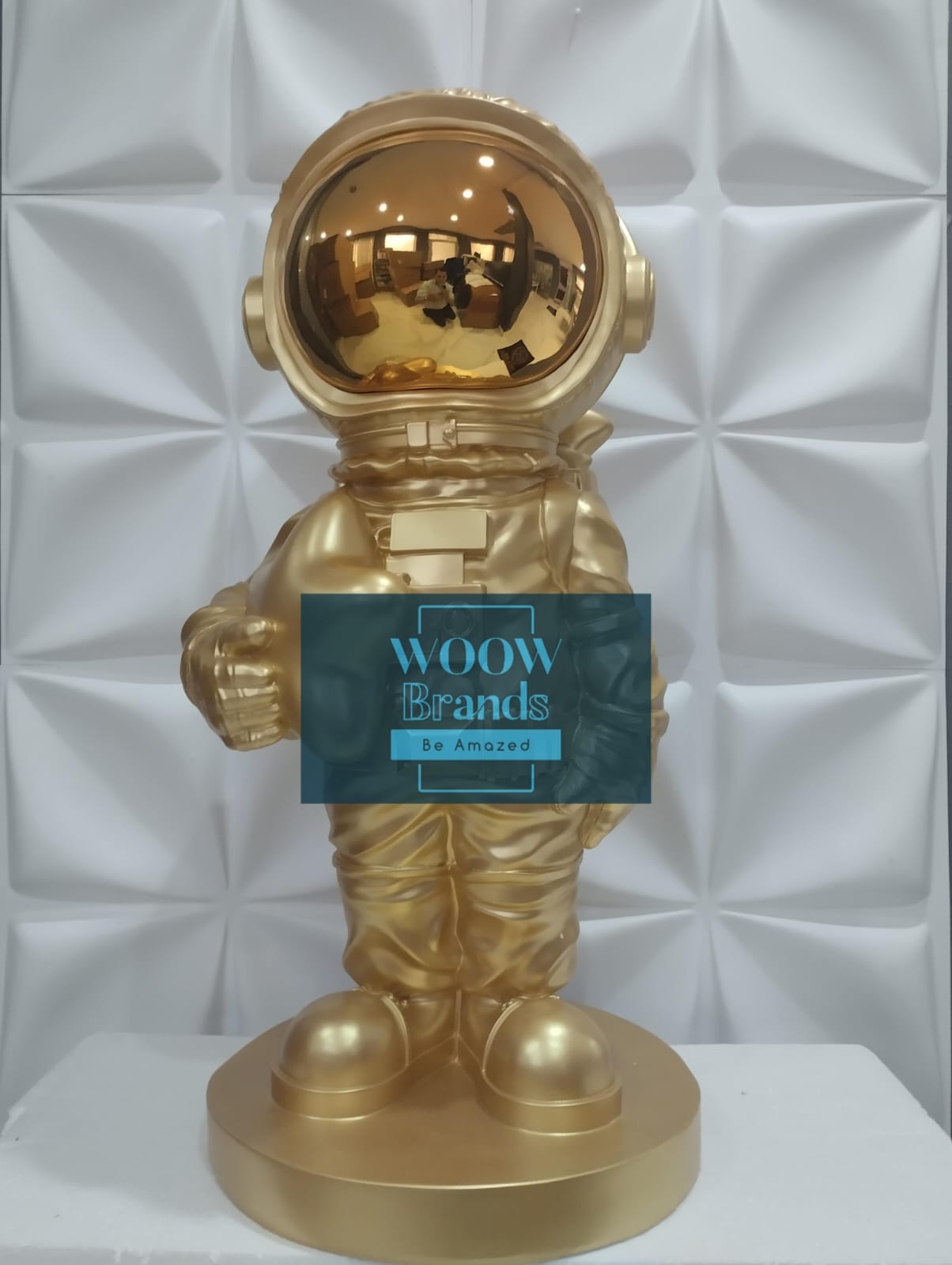 ASTRONAUTA DE PIE DORADO CON ESTRELLAS