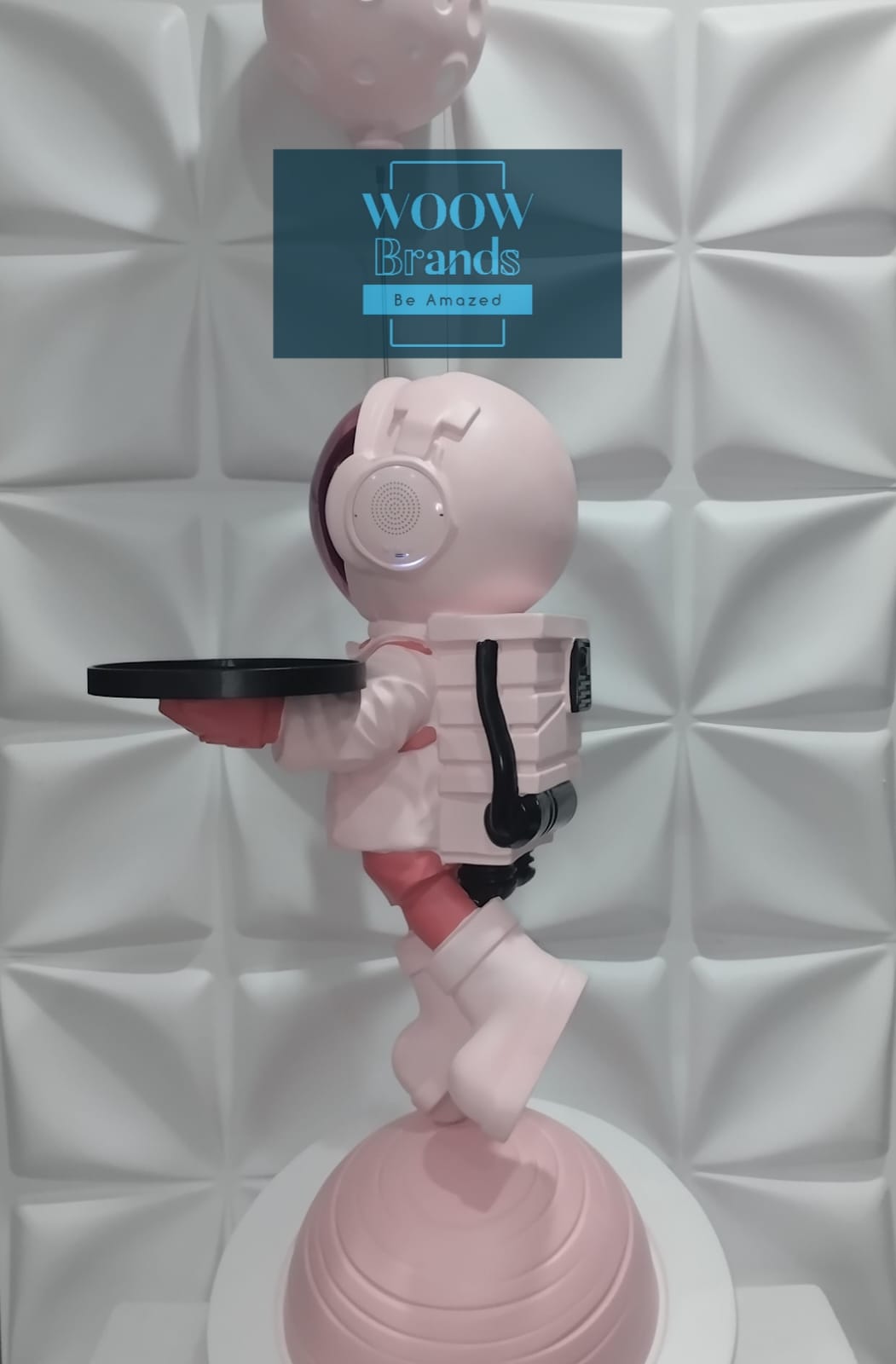 ASTRONAUTA ROSA CON BASE EN FORMA DE PLANETA