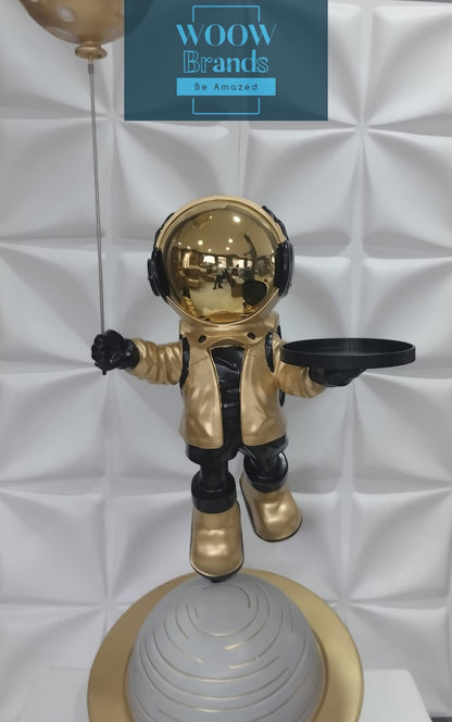 Astronauta dorado con base en forma de planeta